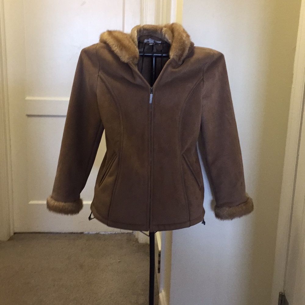 Very pretty outdoor coat, with faux fur trim